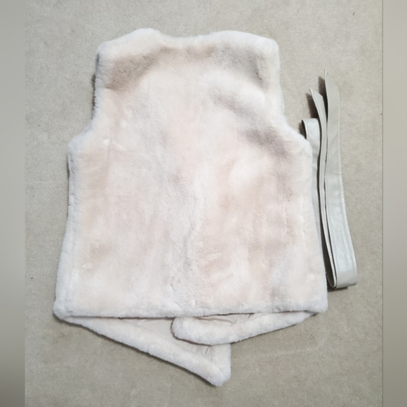 Chicwish asymetric faux fur vest wrap with faux leather belt cream M sleeveless - Picture 11 of 15